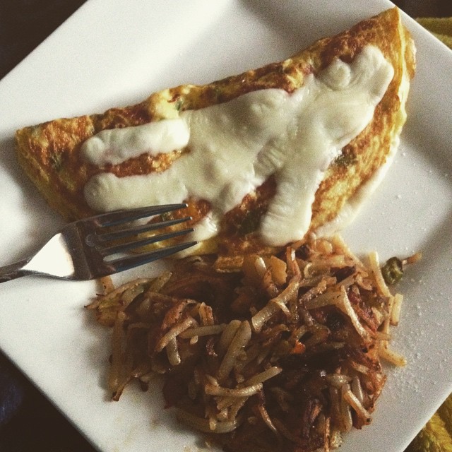 Breakfast by @jdotbrat #breakfast #omelette #taters